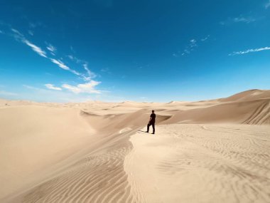 Peru 'da çölün ortasında duran bir adam. Yüksek kalite fotoğraf