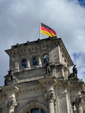 Berlin şehrinin çatısında Alman bayrağı olan güzel bir bina. Yüksek kalite fotoğraf