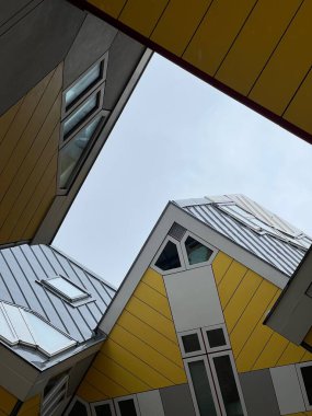 Hollanda 'da küp şeklinde evlerin alışılmadık tasarımı. Yüksek kalite fotoğraf