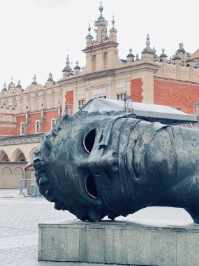 Yazarların fikrine göre, heykel insanların kafalarını kaybettiği tutkulu aşkı sembolize ediyor.
