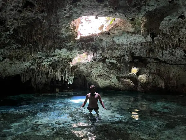 Meksika 'da çok güzel bir yeraltı mezarlığında duran bir adam. Yüksek kalite fotoğraf
