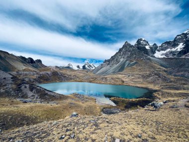 Göl dağlarda yüksektir. Peru 'da yürüyüş. Yüksek kalite fotoğraf