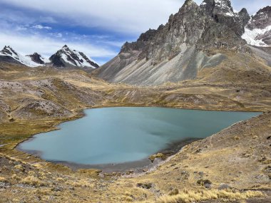 Karla kaplı yüksek bir dağın arka planında yüksek dağ gölü. Peru . Yüksek kalite fotoğraf