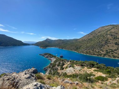 Ada dini bir sığınak olarak kullanılıyordu ve panoramik bakış açısına göre bazı ilginç kalıntıları vardı..