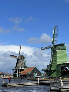 Zaanse Schans 'daki ünlü yel değirmenleri. Hollanda 'da. Yüksek kalite fotoğraf