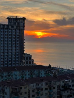 Batumi şehrinde denizde çok güzel bir gün batımı. Balkondan sahile ve denize bak.