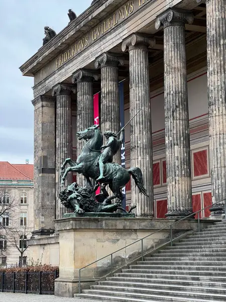 Berlin Müzesi 'ndeki ünlü eski müzenin girişindeki güzel heykel ve sütunlar.