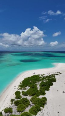 Hint Okyanusu 'nun ortasındaki çok güzel sulu bir ada. Maldivler 'de cennet gibi bir yer. Issız ada