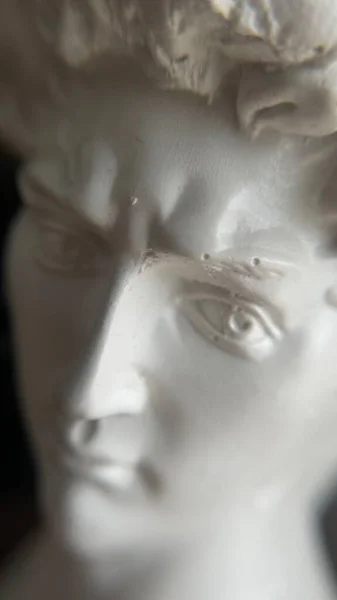 少女の白い彫刻の顔や黒の背景をした少年 — ストック写真
