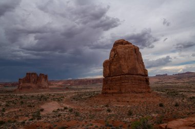 Utah Kanyonlarındaki eşsiz çöl oluşumlarının üzerindeki bulutlar