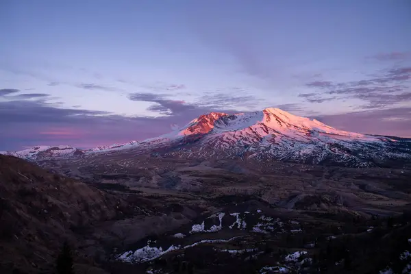 Zonsondergang Gloeien Besneeuwde Berg — Stockfoto