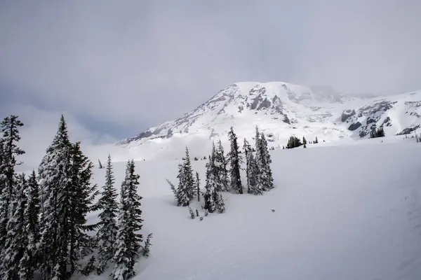 雪の日には山々 — ストック写真