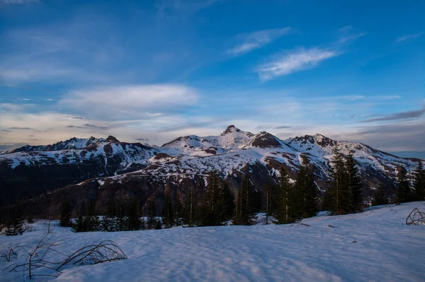 Zonsondergang Besneeuwde Bergtop — Stockfoto