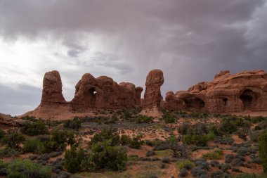 Utah Kanyonlarındaki eşsiz çöl oluşumlarının üzerindeki bulutlar