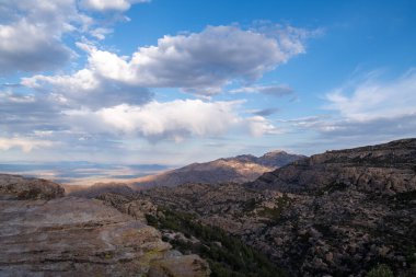 Arizona manzaralı bir dağ manzarası