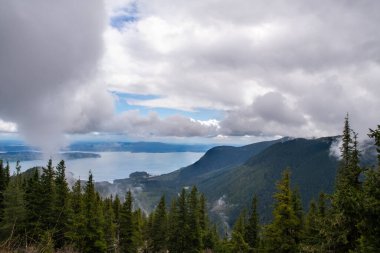 Kuzeybatıdaki dağlarda bulutlar 
