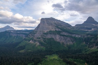 Kuzeybatıdaki dağ manzarası
