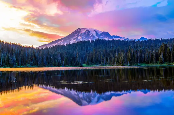 Dağda gölün üstünde renkli bir dağ gün batımı