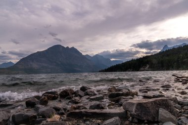 Bulutlu bir günde dağın önünde göl