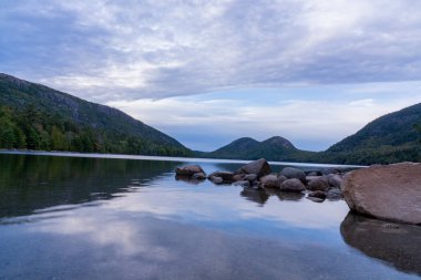 Bulutlu bir günde Kuzeydoğudaki dağ