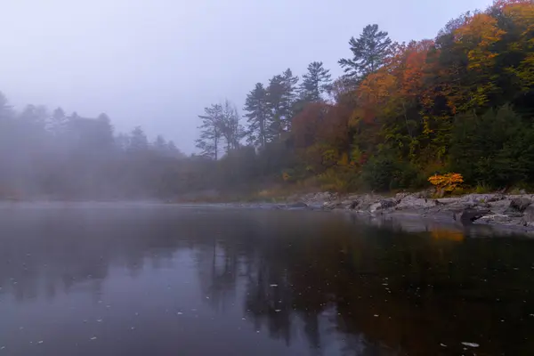 Ποταμός Στα Βορειοανατολικά Βουνά Κατά Διάρκεια Του Φθινοπώρου Ομιχλώδες Πρωινό — Φωτογραφία Αρχείου