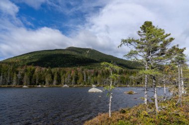 Bulutlu bir günde Kuzeydoğudaki dağ