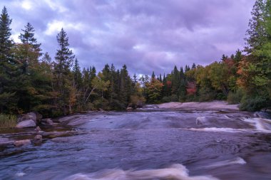 Dağlarda bir nehirde gün batımı