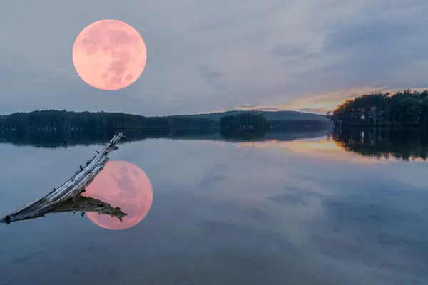 Luna Roja Gigante Sobre Lago — Foto de Stock