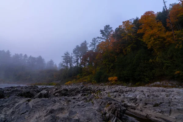 Řeka Severovýchodních Horách Během Podzimního Mlhavého Rána — Stock fotografie