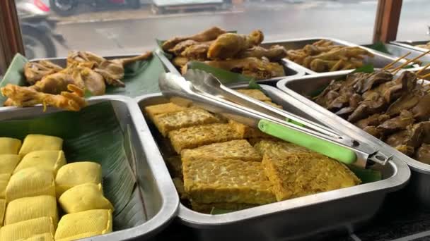 Typisk Sundanesisk Mat Stekt Kyckling Med Kryddor — Stockvideo