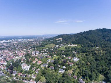 Güneşli bir günde yukarıdan Freiburg im Breisgau 'nun hava manzarası