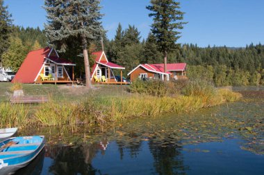 Göl kenarındaki ahşap ev.