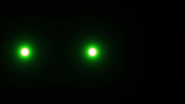 Dois Orbes Verdes Iluminam Estático Meio Outro Move Horizontalmente — Vídeo de Stock