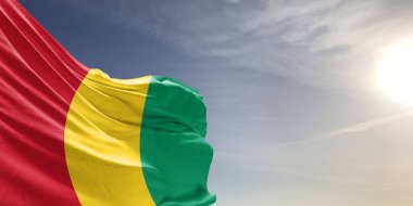 Gine Ulusal Bayrak Kumaşı Güzel gri arka planda sallanıyor.