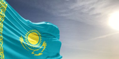 Kazakistan ulusal bayrak kumaşı güzel gri arka planda sallanıyor.