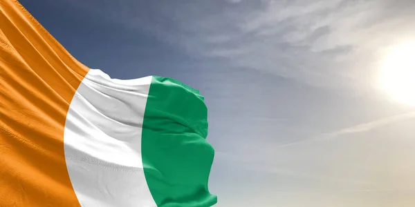 Cte Dpobřeží Slonoviny Národní Vlajkové Tkaniny Vlnění Krásné Šedé Obloze — Stock fotografie