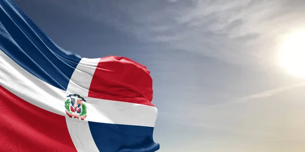 ドミニカ共和国国旗布美しい灰色の空に手を振って背景 — ストック写真