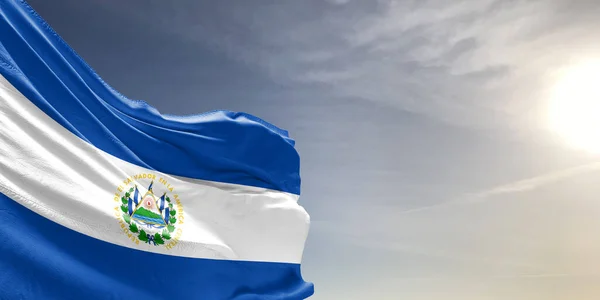 萨尔瓦多国旗布织物在美丽的灰色天空中飘扬 — 图库照片