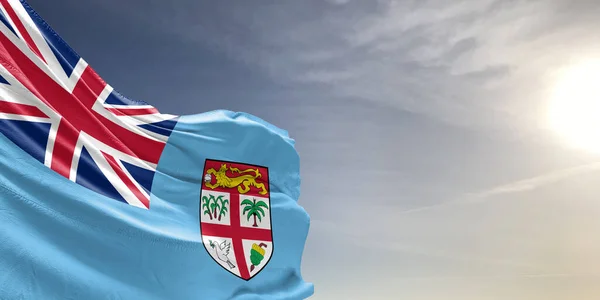 斐济国旗布在美丽的灰色天空中飘扬 — 图库照片