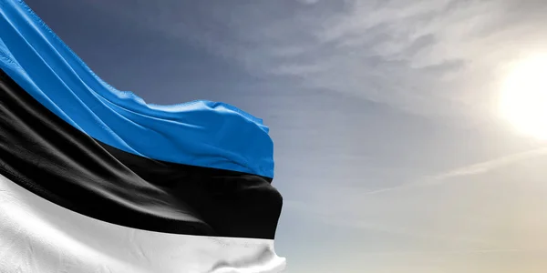 Estland National Flagga Tyg Viftar Vacker Grå Himmel Bakgrund — Stockfoto