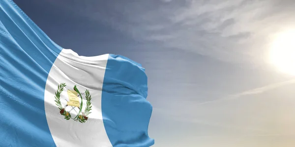 Γουατεμάλα Εθνικό Ύφασμα Σημαία Κυματίζει Όμορφο Γκρι Ουρανό Φόντο — Φωτογραφία Αρχείου