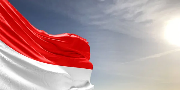 Indonesien National Flagga Tyg Viftar Vacker Grå Himmel Bakgrund — Stockfoto