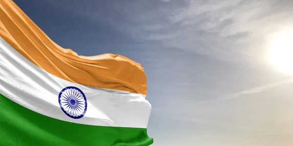 Índia Tecido Pano Bandeira Nacional Acenando Céu Cinza Bonito Fundo — Fotografia de Stock