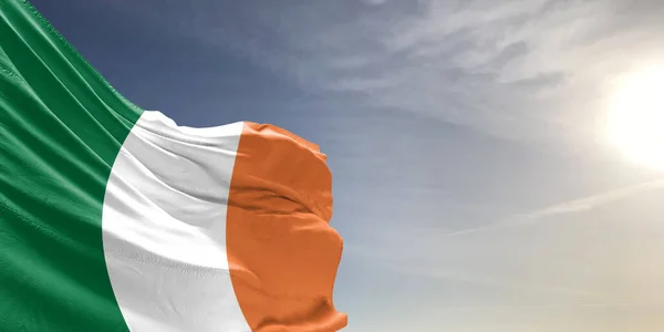 Írország Nemzeti Zászló Szövet Hullámzó Gyönyörű Szürke Háttér — Stock Fotó