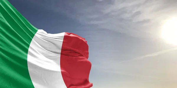Itália Tecido Pano Bandeira Nacional Acenando Céu Cinza Bonito Fundo — Fotografia de Stock