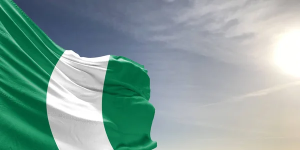 Nigéria Tissu Drapeau National Agitant Sur Beau Ciel Gris Arrière — Photo