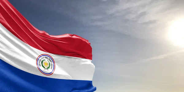 美しい灰色の空に揺れるパラグアイ国旗の布背景 — ストック写真