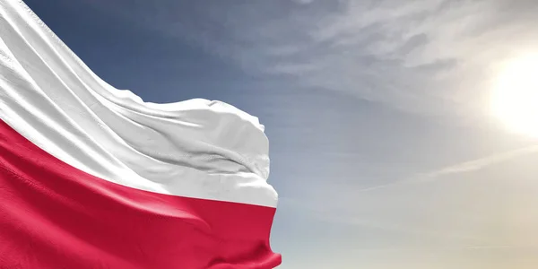 Polônia Tecido Pano Bandeira Nacional Acenando Céu Cinza Bonito Fundo — Fotografia de Stock