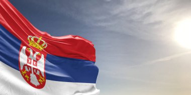 Sırbistan ulusal bayrak kumaşı güzel gri arka planda dalgalanıyor.