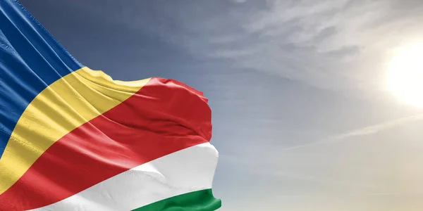 Seyşeller Ulusal Bayrak Kumaşı Güzel gri arka planda sallanıyor.